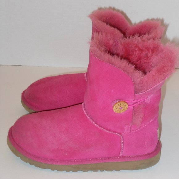 UGG CLASSIC SHORT BOOTS SIZE 4 MEDIUM - Picture 1 of 9